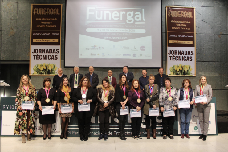 Foto de familia da entrega dos premios internacionais ao mérito da muller funeraria.