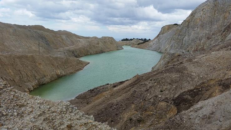 Balsas con lodos tóxicos que aínda quedan no Monte Neme 