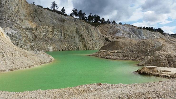 Lodos tóxicos en balsas da antiga mina do Monte Neme, entre Carballo e Malpica 