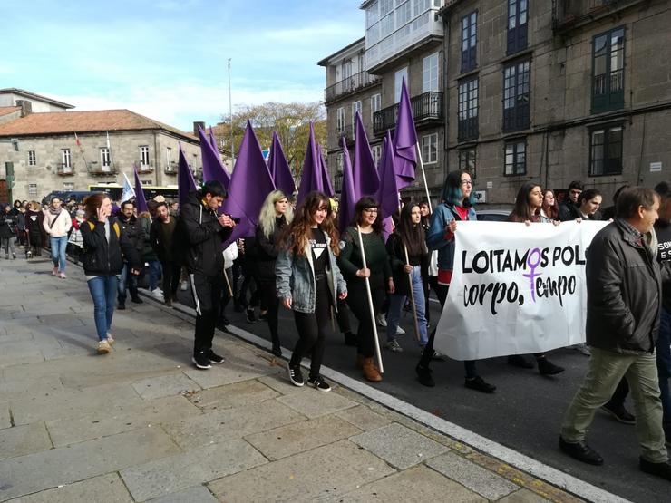 Participantes na manifestación contra a violencia machista durante o Día Internacional de Violencia de xénero en Santiago / EP