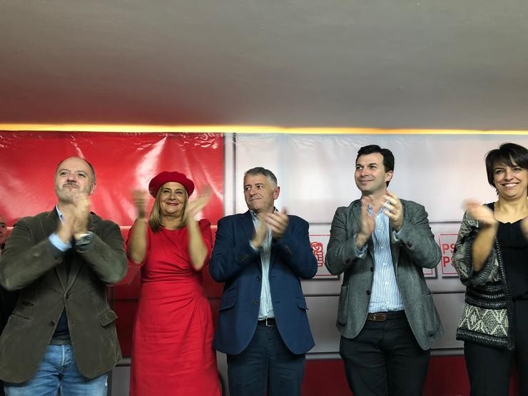 Carmela Silva e Gonzalo Caballero presentan a Manuel Cuíña, candidato en Silleda. PSDEG / Europa Press