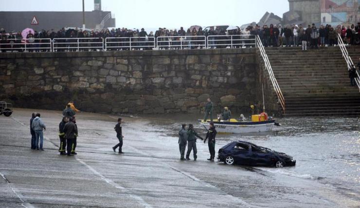 Coche recuperado do mar pola Garda Civil 