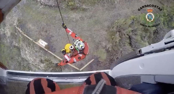 Rescate en helicóptero dunha muller na Ruta da Castaña de Pobra do Brollón.