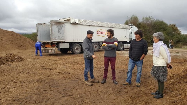 eurodiputada Lidia senra, o deputado David Rodriguez, o científico e presidente da Asociación Galega de Historia Natural, Serafín González, con membtros do MEL diante dun camión de Coren que descarga xurro nunha finca da Limia 