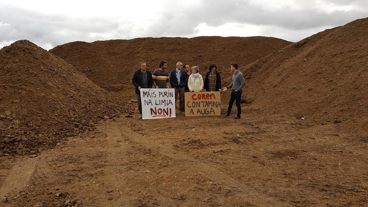 Protesta de ambientalistas e políticos de En Marea e AGE Europa diante dun monte de xurro na Limia descargado por Coren 