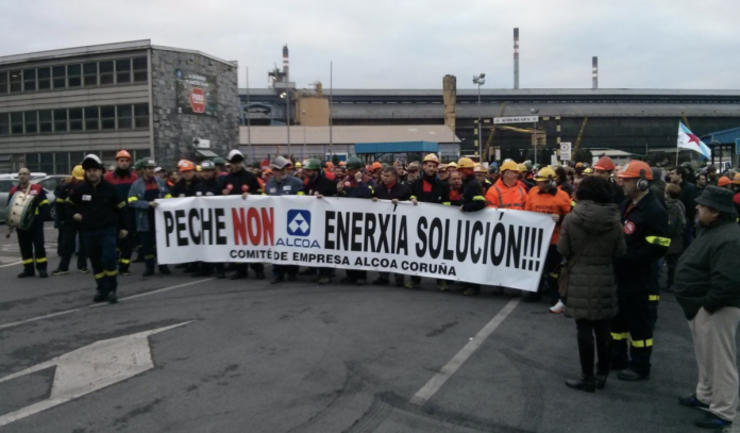 Traballadores de Alcoa Coruña protestan diante da factoría 