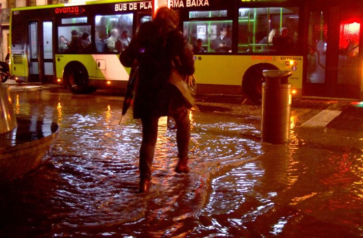 Unha muller tenta cruzar por un lugar completamente inundado en Vigo polo efecto da borrasca Beatriz 