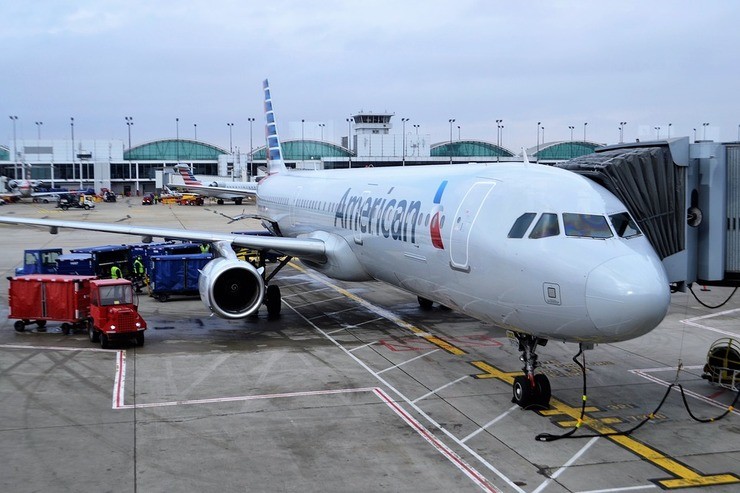 Avión de American Airlines preparando a súa saída