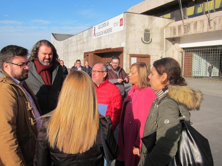 Aicha (1ªdcha.) con representantes da Favec e a oposición.