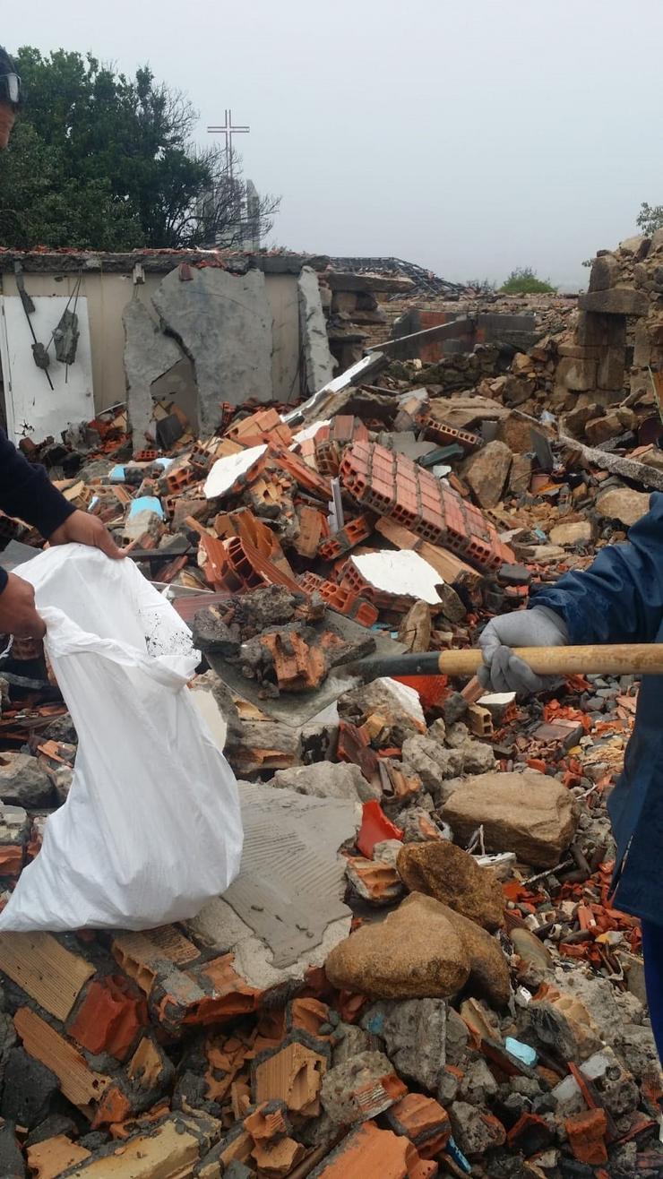 Cascallos na zona cero da explosión no barrio de Paramos.. AYUNTAMIENTO TUI - Archivo 