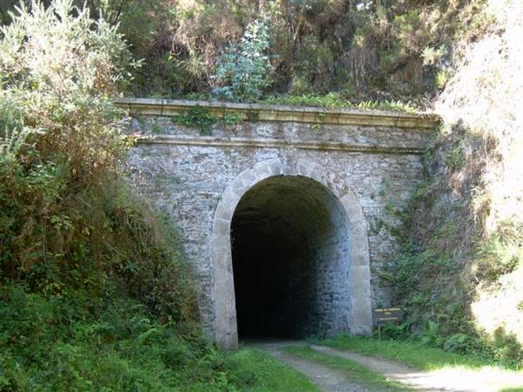 Un dos túneles que atravesaba o antigo ferrocarril mineiro entre Vilaoudriz e Ribadeo. PONTENOVA.ES