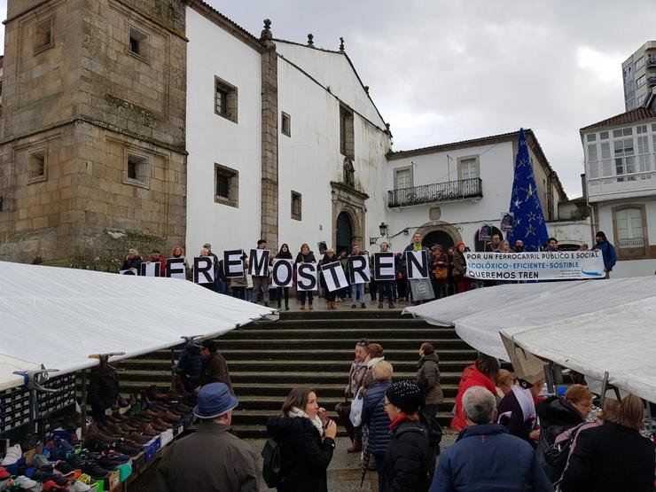 Concentración na praza Irmáns García Naveira. PLATAFORMA POLA DEFENSA DO TREN