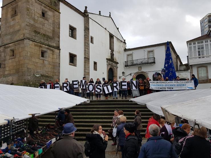 Concentración na praza Irmáns García Naveira. PLATAFORMA POLA DEFENSA DO TREN 