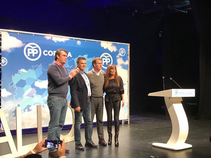 Diego Calvo e Feijóo presentan ao candidato do PP en Carballo, Aurelo Núñez. PP / Europa Press