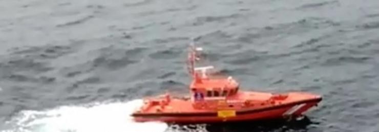Salvamento remolca a un pesqueiro ao peirao de Oza. SALVAMENTO MARÍTIMO / Europa Press