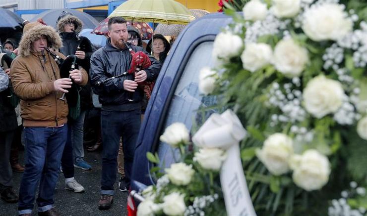 A gaita estivo presente no funeral dos mariñeiros mortos no 'Sin Querer II', de Cambados 