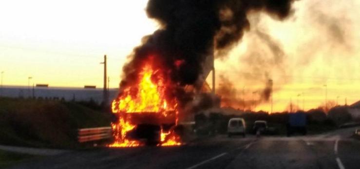 Imaxe de arquivo dun incendio dun camión de madeira 