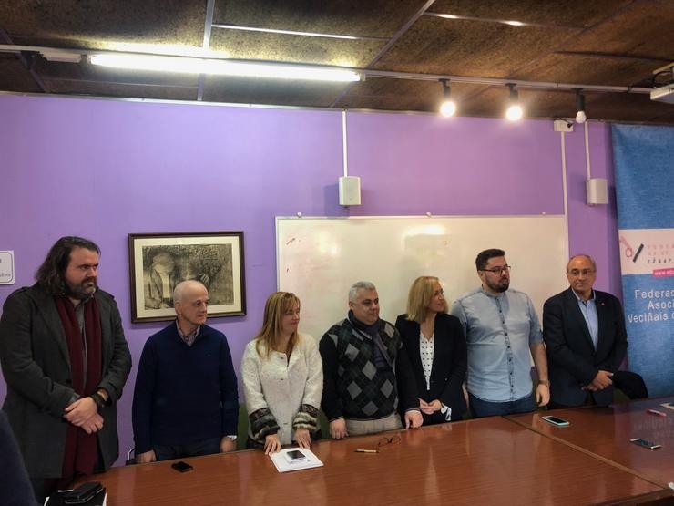 Rueda de prensa afectados Marisquiño y políticos en la Favec. / Europa Press