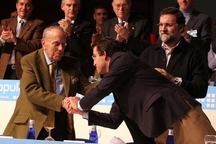 Alberto Núñez Feijóo saúda a Manuel Fraga nun acto electoral 