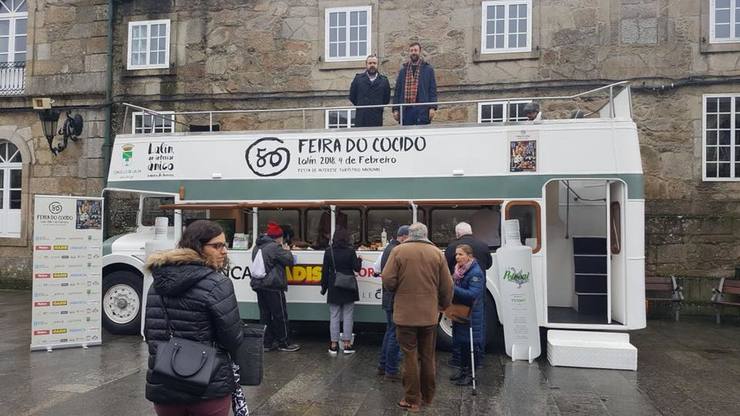 Rafael Cuíña e Carlos Vázquez Padín no autubús de promoción do cocido de Lalín, estacionado en Tui / FB Carlos Vázquez Padín