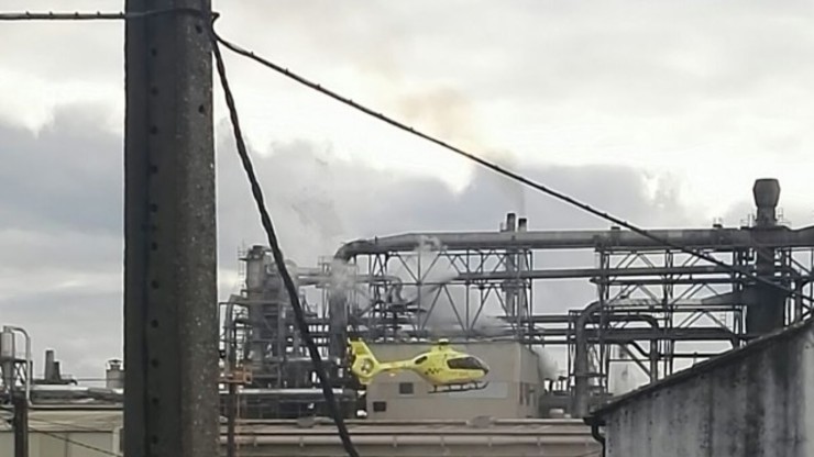 Un helicóptero sobrevoa a fábrica de Finsa en Padrón. 