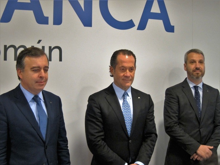 Juan Carlos Escotet, no centro, presentando a conta de resultados de Abanca 