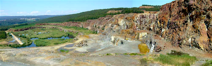 Antiga explotación 'Bama', para a extracción de cobre, na que logo se comezou a extraer áridos anfibolíticos, na mina de Touro 
