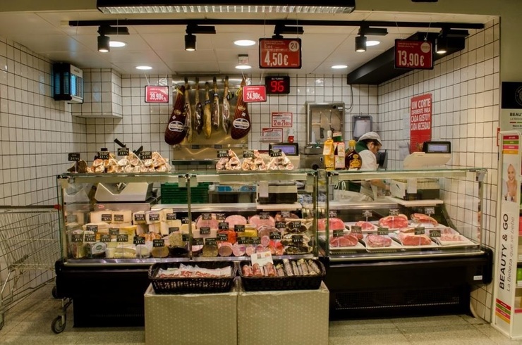 O Consumo resíntese pola suda de prezos e do IP, tal e como se nota na compra de alimentos nun supermercado 