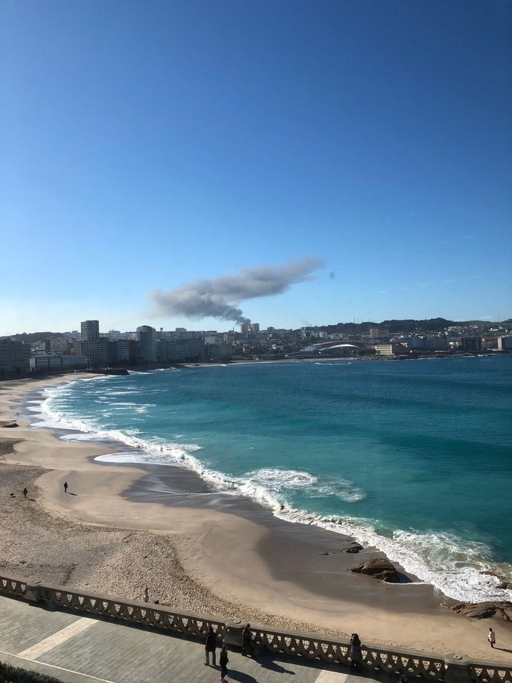 Columna de fume na Coruña por fallo eléctrico en Repsol 