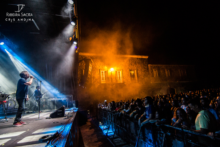 Iván Ferreiro no exterior do Parador de Monforte (2017). Foto: Organización 17º Festival RS.