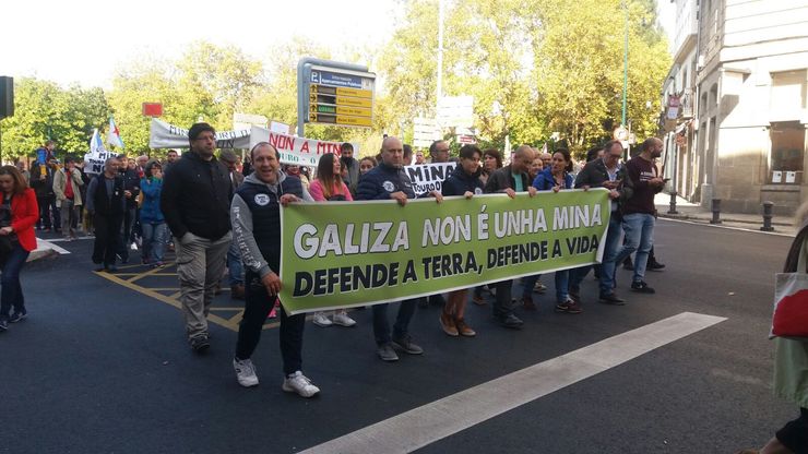 Manifestación contra a mina Touro-O Pino en Santiago