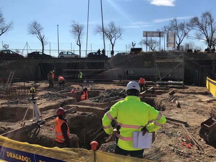 Operarios traballando na construción dun edificio 