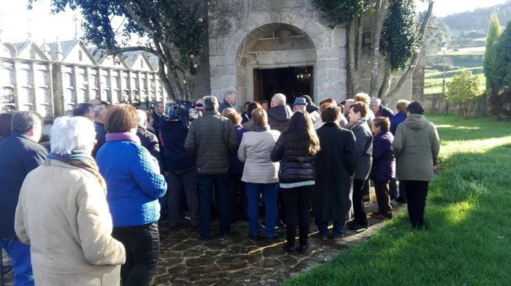 Reunión dos veciños das parroquias de Cabana e Coristanco afectadas polo traslado do cura Leonel Díaz apelan ao Vaticano 