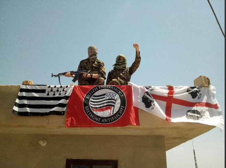 A bandeira bretona, a de Córcega e a dos militantes antifascistas bretóns na guerra de Siria