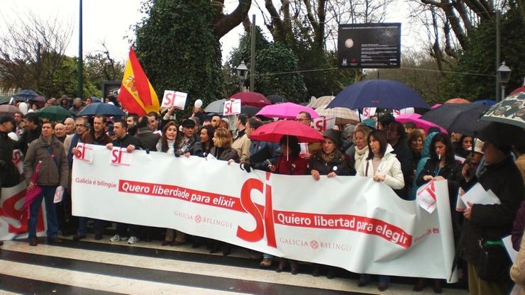Manifestación de Galicia Bilingüe na que participaron dirixentes do PP e de UPyD / elconfidencialautonomico.com