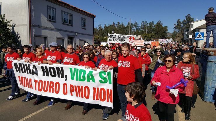 cabeceira da manifestación contra a mina de Touro