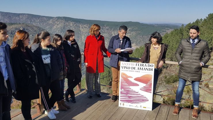 Luís Guitián acompañado de Raquel Arias e a autora do cartel. Fonte: Concello de Sober