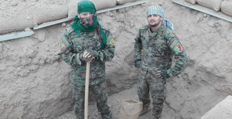 Sidar e Baran Galicia cavando unha trincheira na fronte de Siria 