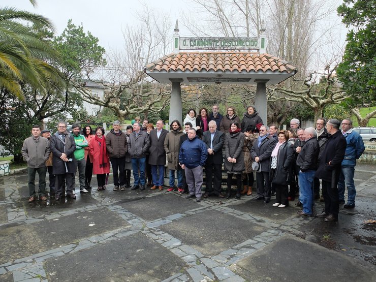 Foto de familia en Fene dos impulsores do Día dos Medios en Galego, ante o monumento ao Camiñante Descoñecido, que inaugurou Otero Pedrayo en 1934.