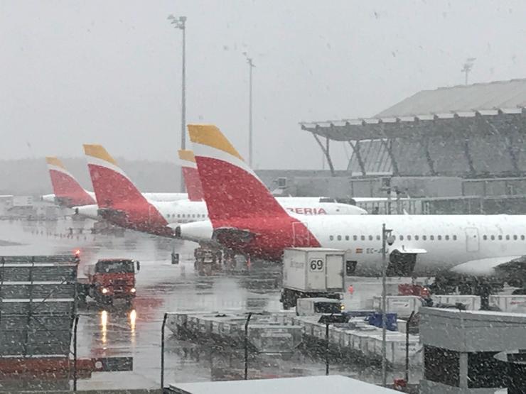 La nieve causa retrasos en Barajas y el cierre de dos pistas