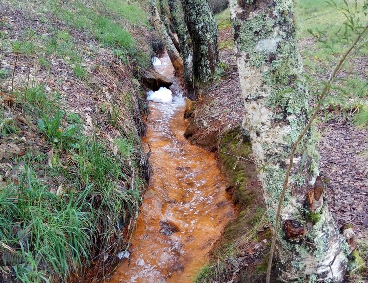 Río Portapego contaminado pola mina de Touro 