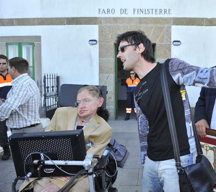 Stephen Hawking canda o físico galego Jorge Mira, en Fisterra 
