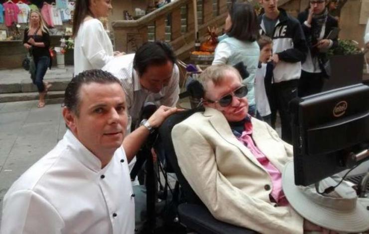 Stephen Hawking, na rúa das ostras en Vigo, con Víctor Acuña, do restaurante 'La Espuela'.