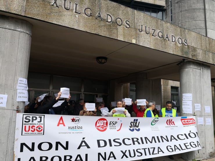 Funcionarios de xustiza concéntranse ante os xulgados de Santiago