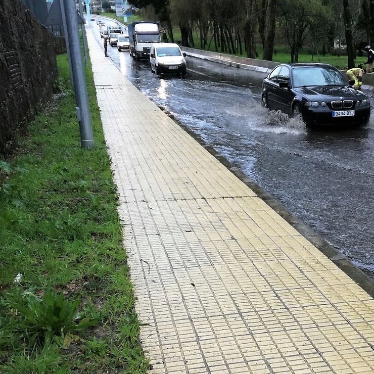 Balsa de auga nunha estrada galega / Arquivo