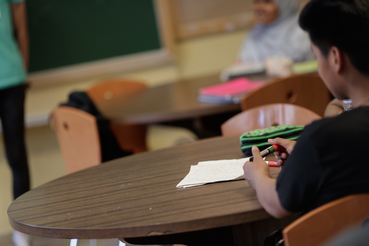 Estudante nunha aula 