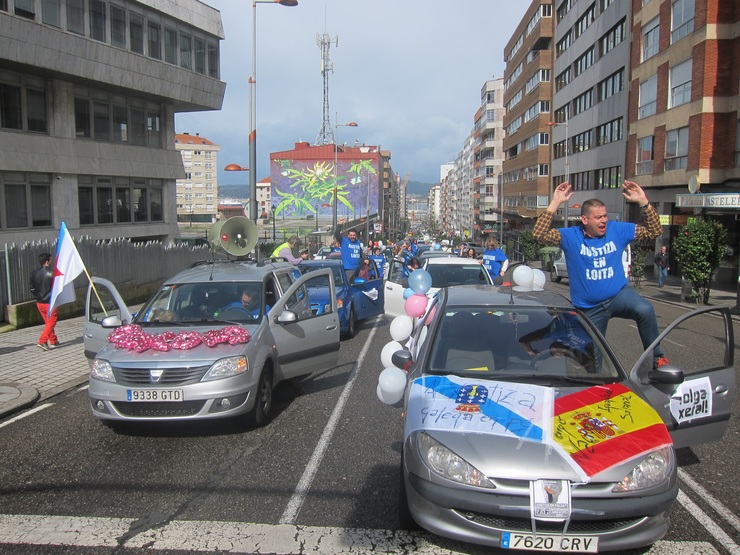 Manifestación en coches dos traballadores de Xustiza 