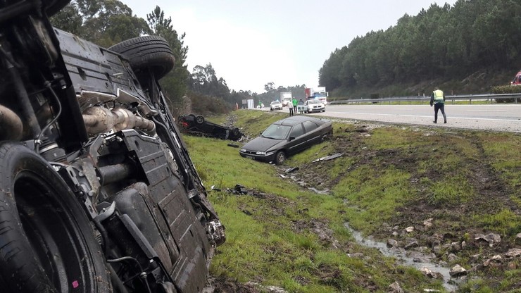 Coche envorcado 