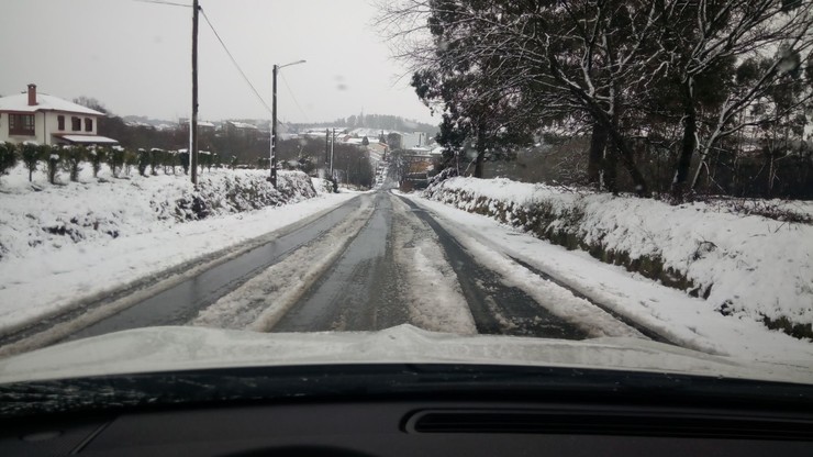 Neve nunha estrada 