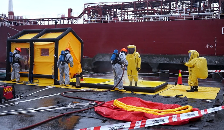Simulacro gravado no vídeo realizado por Divulgare para o proxecto europeo MARINER sobre como implementar protocolos de resposta fronte a verteduras químicas no mar / UVigo. 